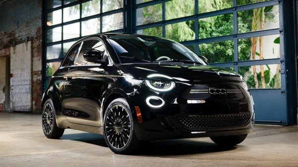 - Да, ще запълним тази ниша с новата Panda и с мекия хибрид Fiat 600. Другият вариант да коменсираме тези продажби е, като стимулираме търсенето на електромобили. Да, напоследък има известен спад в интереса към 500е, но това е огледална реакция на правителствените стимули. Разочароващо е, но е факт: търсенето е пряко свързано със субсидиите. В Италия 500е стартира добре, после субсидиите бяха намалени и продажбите спряха. 
